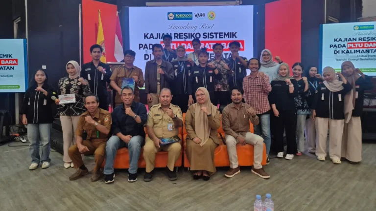 Foto bersama tim periset WALHI Kalimantan Selatan dan Sosiologi FISIP ULM dalam peluncuran kajian risiko sistemik PLTU dan batubara.
