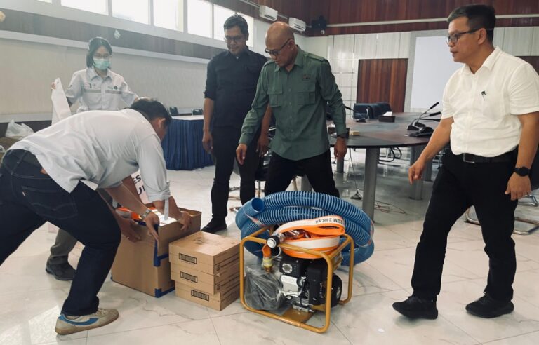 "PT Mayawana Persada serahkan sarana pemadam pompa air dan logistik medis ke DLHK Kalbar guna perkuat penanganan karhutla di wilayah rawan kebakaran."