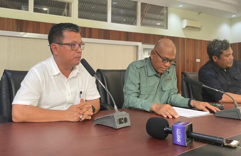 "Padamkan titik api di konsesi, PT Mayawana Persada siapkan 100 personel tambahan dan koordinasikan alat berat dengan KPH guna buat sekat bakar hadapi puncak El Nino."