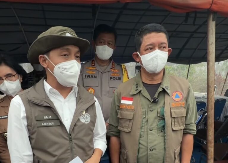 Menteri Kehutanan Raja Juli Antoni bersama jajaran saat memberikan keterangan pers terkait penanganan kebakaran hutan dan lahan.