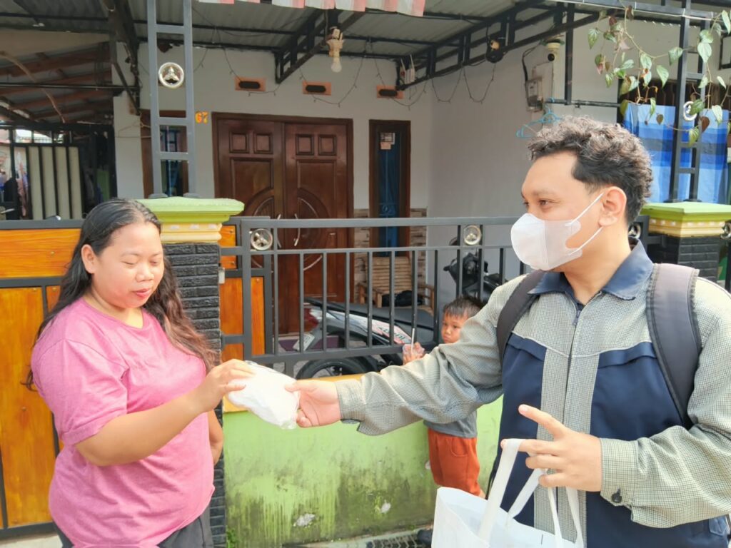 Meski Kabut Asap Berkurang, Pemuda Muhammadiyah Kubu Raya Bagikan 3.000 Masker ke Warga