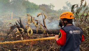 "Muhammadiyah Kalbar intensifkan Poskor Karhutla di SMA Muhammadiyah 1 Pontianak, hadirkan fasilitas Rumah Oksigen dan pusat logistik bantu korban kabut asap."