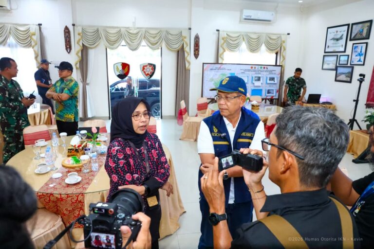 "Otorita IKN bersama BNPB dan TNI AU kerahkan helikopter Karakal untuk gelar water bombing di lima titik prioritas karhutla termasuk Tahura Bukit Soeharto."