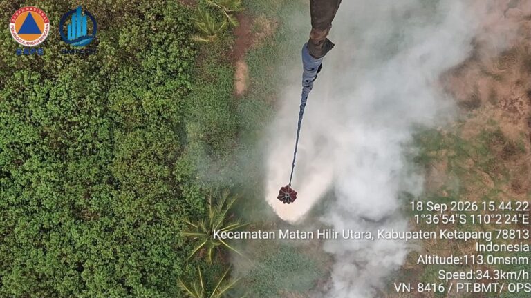 "Titik api karhutla Kalbar menurun, namun kebakaran di Ketapang dan Kayong Utara berlanjut; Gubernur Ria Norsan terjunkan helikopter water bombing ke Bukit Peramas."