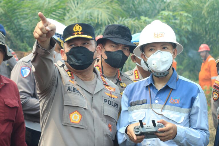 "Kapolda Kalbar tinjau pemadaman karhutla lahan gambut sedalam 9 meter di Mempawah dan instruksikan penyelidikan intensif kebakaran di area korporasi."