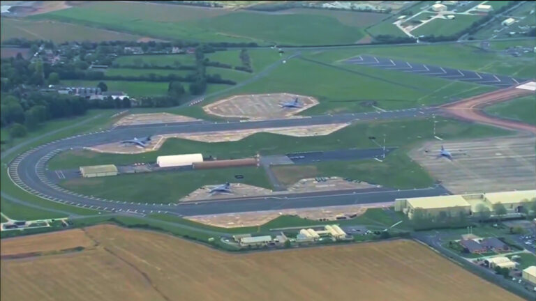 Pemandangan udara landasan pacu dan apron pangkalan militer RAF Fairford di Gloucestershire. (Dok. X/OSINTWarfare)