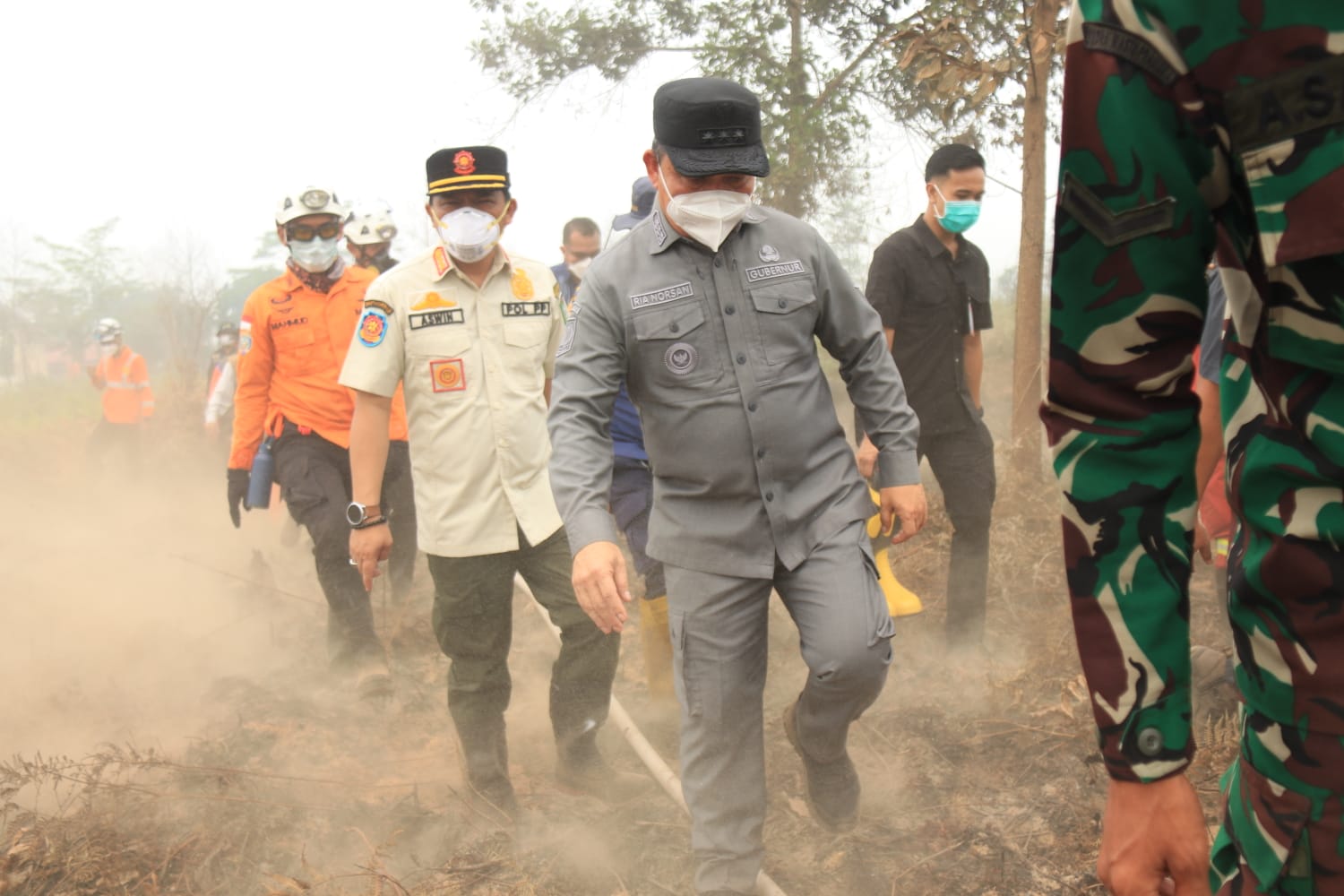Pantau Titik Api di Kubu Raya, Gubernur Kalbar Salurkan Logistik Tim Pemadam Karhutla
