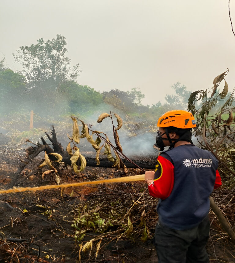"Kualitas udara Pontianak resmi masuk kategori Berbahaya setelah ISPU tembus angka 308 pada Sabtu pagi, residu PM2.5 karhutla masih pekat meski sempat diguyur hujan."