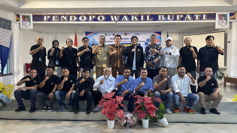 Jajaran pengurus PWI Kabupaten Sintang masa bakti 2026–2029 foto bersama Ketua PWI Kalbar Kundori dan Wakil Bupati Sintang Florensius Ronny di Pendopo Wakil Bupati. (Dok. HO/Nusantara Post)