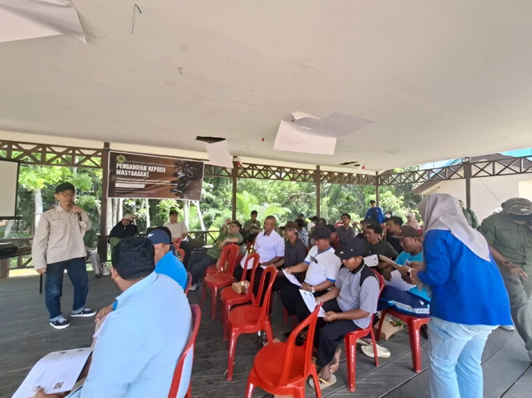 "Dosen Rekayasa Kayu Politani Samarinda latih warga Desa Suko Mulyo Sepaku olah limbah kayu jadi briket arang sebagai sumber energi terbarukan di kawasan IKN."