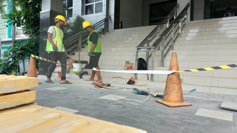 "Sempat viral akibat stiker tangga, pemasangan guiding block permanen bagi penyandang disabilitas di Kantor Terpadu Sutoyo Pontianak mulai dikerjakan hari ini."