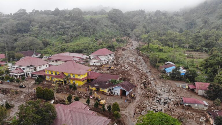 "Kepala BNPB Suharyanto prioritaskan pencarian satu korban hilang dan pendataan kerusakan imbas banjir bandang galodo di Nagari Batang Barus, Kabupaten Solok."