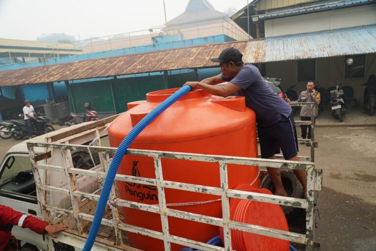 "Atasi dampak intrusi air laut, Perumda Tirta Khatulistiwa produksi 1 juta liter air bersih per hari untuk dibagikan gratis via mobil tangki ke warga Pontianak."