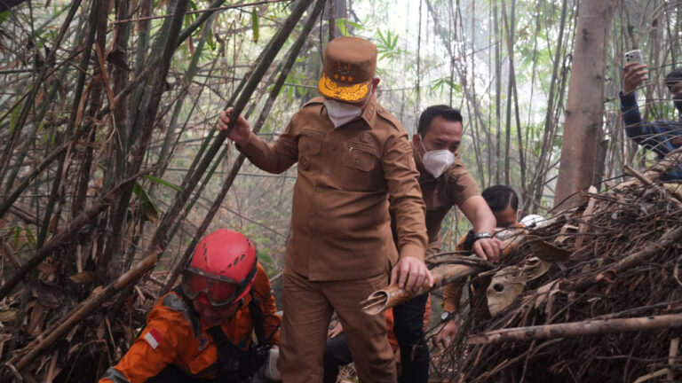Gubernur Kalbar Ria Norsan bersama tim gabungan menelusuri medan terjal perbukitan saat penanganan karhutla di Bukit Peramas. (Dok. HO/Nusantara Post)