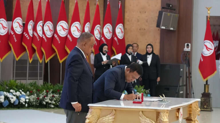 Prosesi penandatanganan naskah pelantikan pengurus PB ESI periode 2026–2030 di Mabes BIN Jakarta. (Dok. Instagram/@pbesi_official)