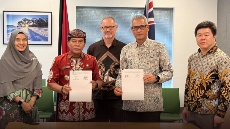 Gubernur Kaltara Zainal A. Paliwang menunjukkan berkas MoU kerja sama pendidikan bersama perwakilan Australia dan Briton English Education. (Dok. Diskominfo Kaltara)