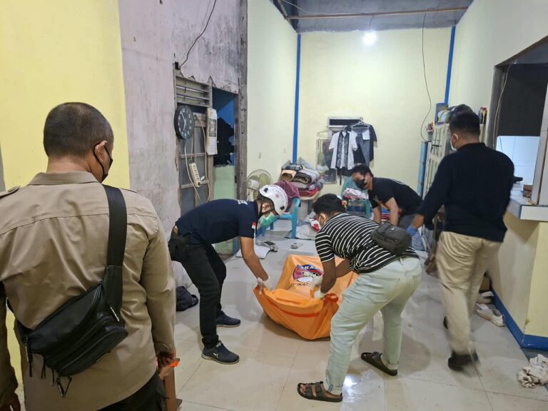 "Pria 58 tahun ditemukan meninggal di kamar rumahnya di Mega Timur Kubu Raya usai 6 hari tak masuk kerja; polisi pastikan nihil tanda kekerasan pada jenazah."