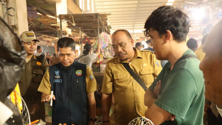 Kepala Diskumdag Kota Pontianak Ibrahim memberikan penjelasan kepada pedagang saat penertiban luasan kios di Pasar Flamboyan. (Dok. HO/Nusantara Post)