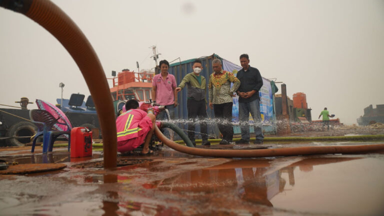 Petugas Perumda Tirta Khatulistiwa menyedot air tawar dari tongkang di atas dermaga. (Dok. HO/Nusantara Post)