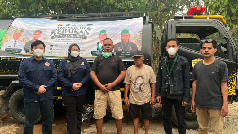 Relawan HMI dan Karang Taruna Kalbar mendistribusikan bantuan air bersih dan logistik kepada warga. (Dok. HO/Nusantara Post)