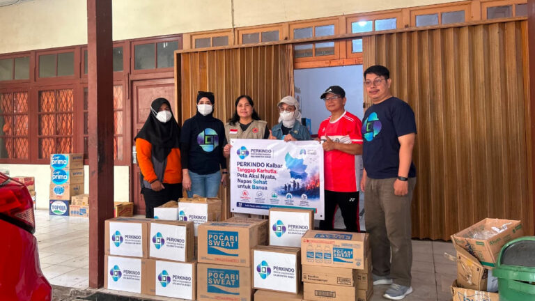 Pengurus DPD PERKINDO Kalbar dan DPP PERKINDO menyerahkan secara simbolis spanduk dan dus bantuan karhutla di Kantor BPBD Kalbar. (Dok. HO/Nusantara Post)
