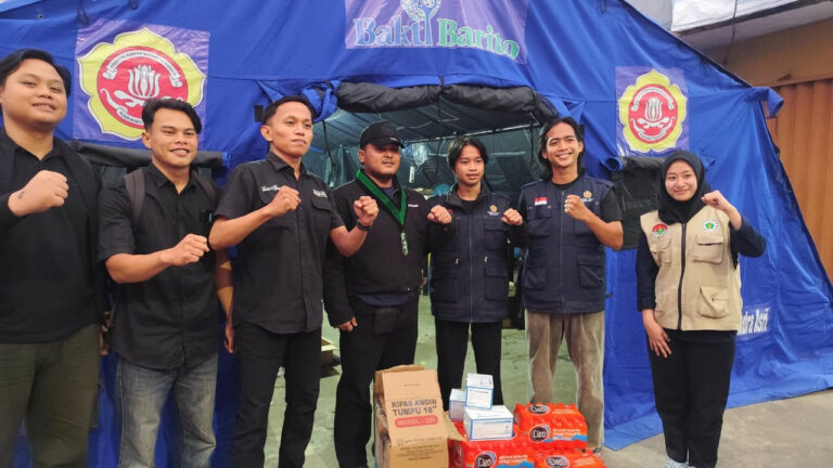 Perwakilan Badko HMI Kalbar dan Karang Taruna berfoto bersama di depan tenda Posko Segar dengan paket bantuan logistik. (Dok. Nusantara Post/Hendrawan)