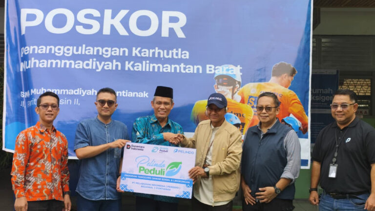 Penyerahan bantuan logistik Pelindo Peduli kepada Poskor Karhutla Muhammadiyah Kalbar. (Dok. HO/Nusantara Post)
