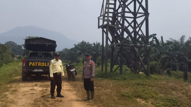 Penyerahan simbolis bantuan mesin pemadam karhutla dan sarana air bersih di Nanga Tayap Ketapang. (Dok. HO/Nusantara Post)