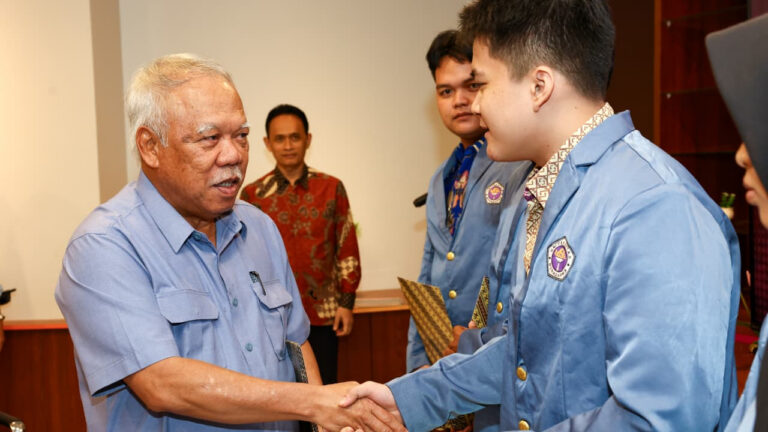 Kepala Otorita IKN Basuki Hadimuljono bersalaman dengan mahasiswa penerima beasiswa Universitas Gunadarma IKN. (Dok. Otorita IKN)