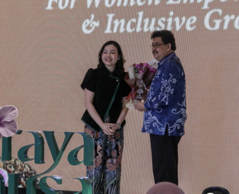 Perwakilan Gubernur Kalsel menerima penghargaan The Sraya Recognition dari CEO Dream & Diadona