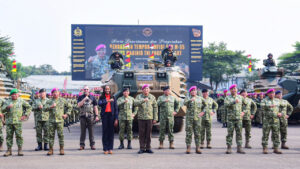 Menhan Sjafrie Sjamsoeddin bersama jenderal TNI dan perwakilan AS berfoto di depan ranpur amfibi AAV M-35. (Dok. Facebook/dispenkomar)
