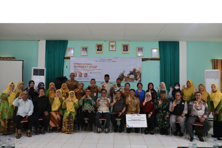 Perwakilan Muhammadiyah, Aisyiyah, YBM PLN, AIMI Kalbar, dan Pemerintah Kecamatan Sungai Ambawang berfoto bersama saat peresmian Rumah Oksigen Darurat Asap. (Dok. MDMC Kalbar)