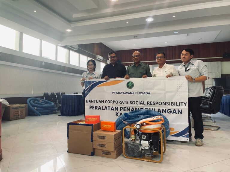 "PT Mayawana Persada serahkan sarana pemadam pompa air dan logistik medis ke DLHK Kalbar guna perkuat penanganan karhutla di wilayah rawan kebakaran."