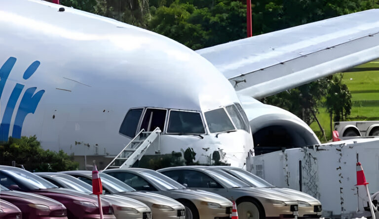 "Pesawat kargo Amazon Boeing 767 tergelincir dan terbakar di Bandara Miami hingga tewaskan 5 orang, operasional penerbangan lumpuh total."