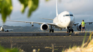 Pesawat patroli maritim P-8A Poseidon milik Angkatan Udara Australia terparkir di landasan pacu Hawaii. (Dok. X/Defence Australia)
