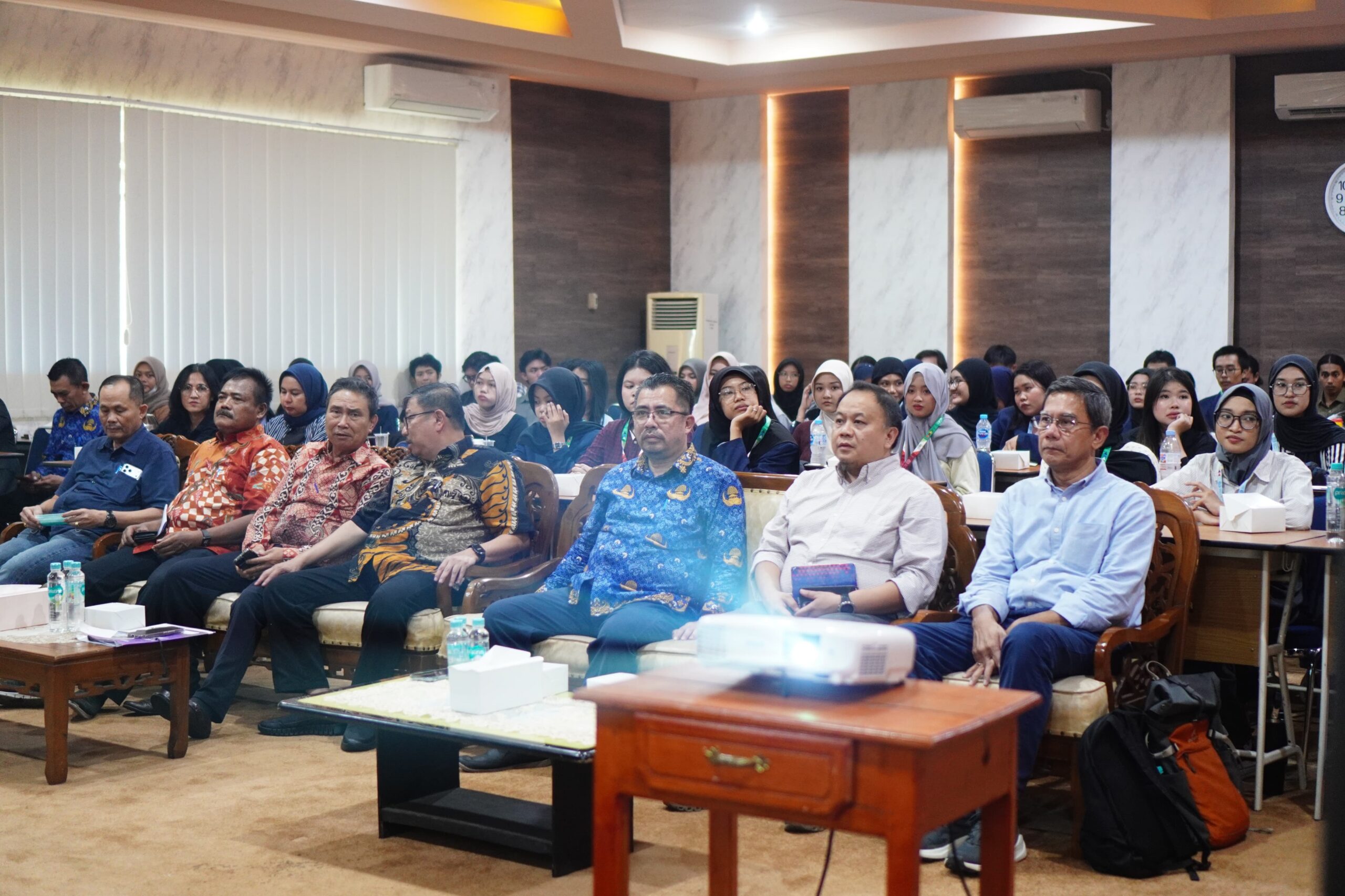 Para mahasiswa dan narasumber mengikuti sesi pemaparan materi dalam ILO Youth Network Workshop di Untan.
