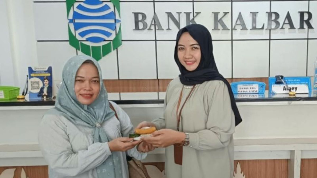 Peringati Hari Pelanggan Nasional, Bank Kalbar KCU Pontianak Bagikan Kuliner Lokal dan Masker