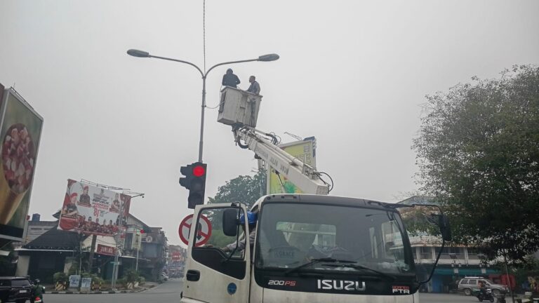Petugas Dinas Perhubungan Kota Pontianak memperbaiki kabel lampu lalu lintas yang dicuri di Simpang Jalan Diponegoro.