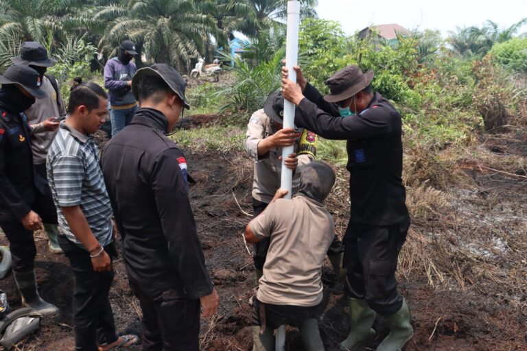 "Polda Kalbar siapkan 98 titik sumur bor dalam Operasi Aman Nusa II Kapuas 2026 guna mengatasi hambatan kelangkaan air saat pemadaman karhutla."