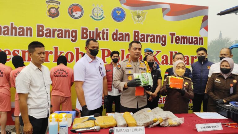 "Polda Kalbar musnahkan 8,01 kilogram narkotika jaringan Malaysia; 15 tersangka termasuk 2 WNA diringkus usai selundupkan barang haram via perbatasan."
