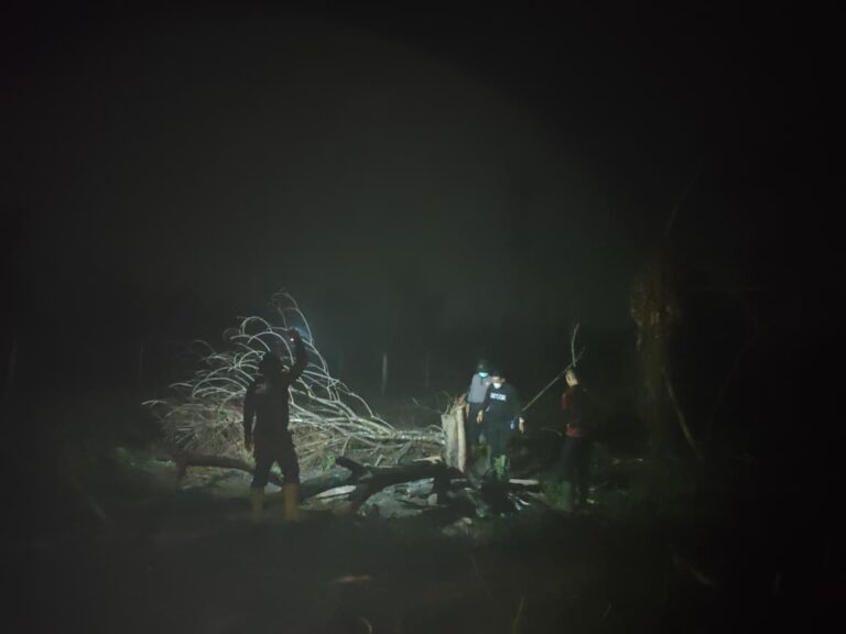 "Polres Kubu Raya perketat patroli malam dan pendinginan bara api karhutla di kawasan Sungai Raya guna amankan permukiman warga serta Bandara Supadio."