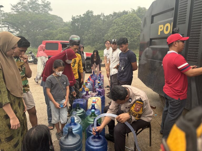 "Polres Kubu Raya salurkan 6.000 liter bantuan air bersih menggunakan kendaraan meriam air bagi warga terdampak kemarau di kawasan Sungai Ambawang."