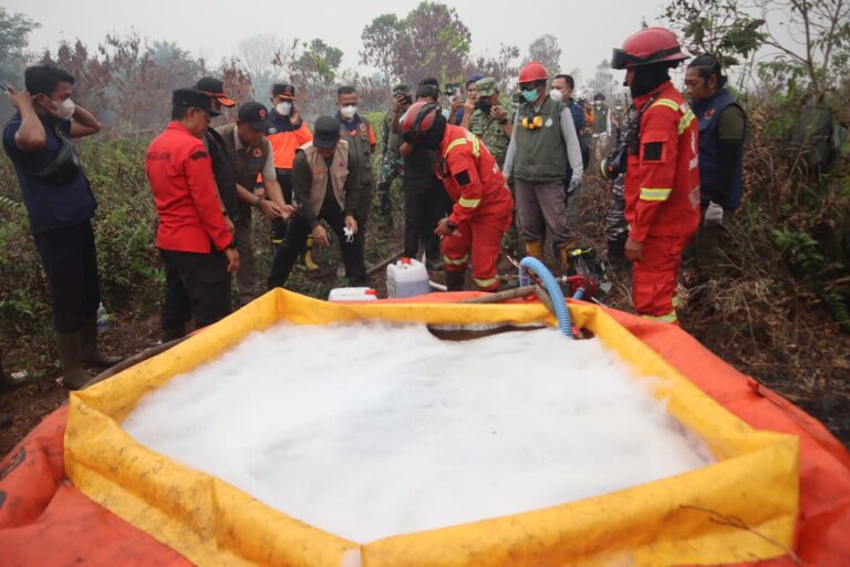 "Kepala BNPB Suharyanto tambah armada pesawat modifikasi cuaca di Kalbar untuk manfaatkan potensi hujan alami BMKG dan basahi bara karhutla gambut."