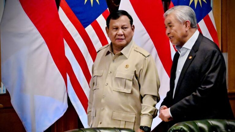 "Presiden Prabowo Subianto terima bantuan armada pemadam Malaysia di Hambalang; tegaskan pemerintah susun strategi pencegahan karhutla permanen."