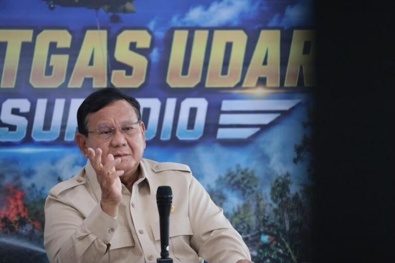 "Tim Hukum Nafas Kalbar daftarkan gugatan class action terhadap Presiden Prabowo di PN Pontianak; tuntut status bencana nasional dan audit kejahatan lingkungan karhutla."