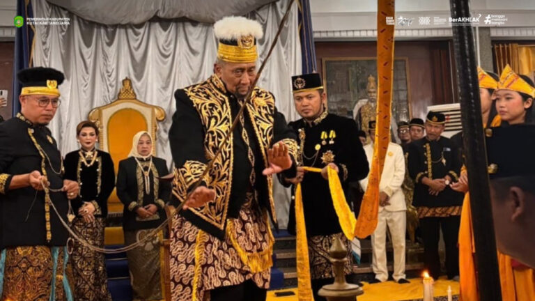 Sultan Kutai Kartanegara Ing Martadipura XXI H.M. Aji Sultan Muhammad Arifin memimpin prosesi sakral Bepelas Malam VII Erau 2026. (Dok. prokom.kukarkab.go.id)