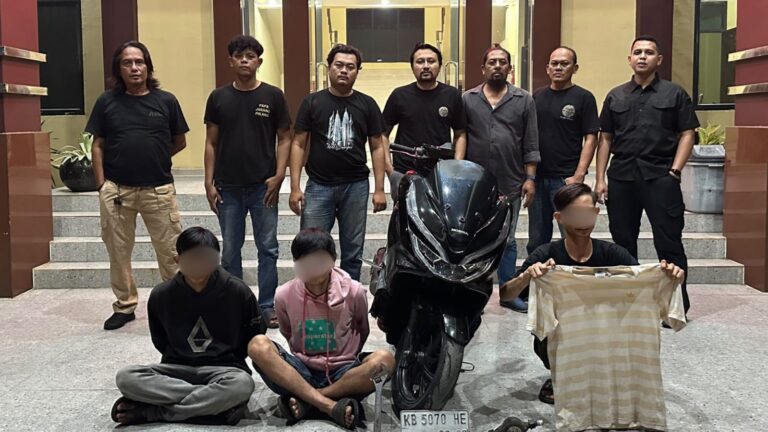 "Tim Jatanras Polres Kubu Raya bekuk tiga pelaku pencurian 37 meteran air PDAM Tirta Raya; polisi amankan sepeda motor dan pelat nomor palsu untuk penyidikan."