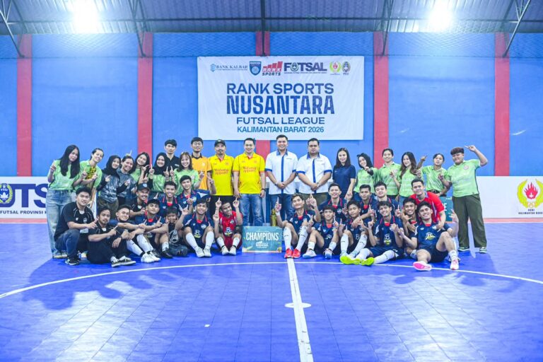 Tim Radit FC dan Cewek The Boom berfoto bersama usai keluar sebagai juara Rank Sport Nusantara Futsal League 2026 Regional Kalimantan Barat.