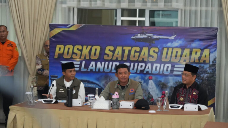 Menteri Kehutanan Raja Juli Antoni, Kepala BNPB Letjen TNI Suharyanto, dan Gubernur Kalbar Ria Norsan dalam Rapat Koordinasi Karhutla di Lanud Supadio. (Dok. HO/Nusantara Post)