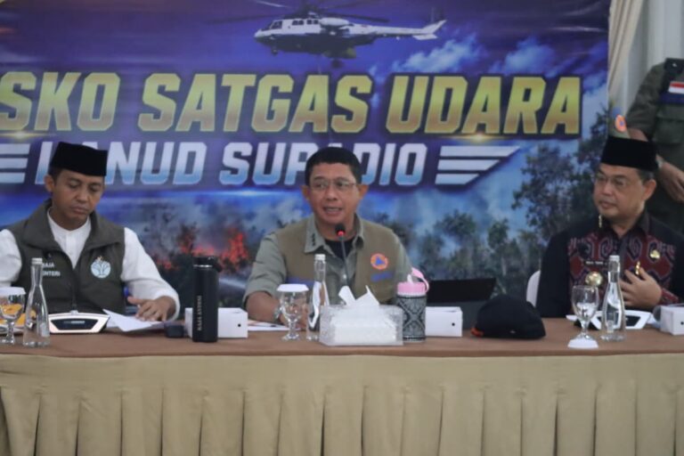 Kepala BNPB Suharyanto, Menhut Raja Juli Antoni, dan Gubernur Kalimantan Barat rapat di Posko Satgas Udara Lanud Supadio